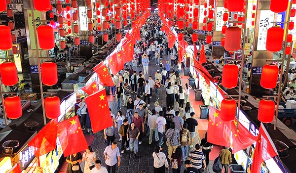 國慶臨近，河南省洛陽市老城歷史文化街區(qū)裝扮一新，國旗招展，處處洋溢著濃厚的國慶節(jié)日氛圍。來源：人民圖片網(wǎng)