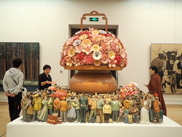 2024年9月28日，觀眾在中國美術館參觀“慶祝中華人民共和國成立75周年——第十四屆全國美術作品展覽進京作品展”。杜建坡攝。來源：人民圖片網(wǎng)