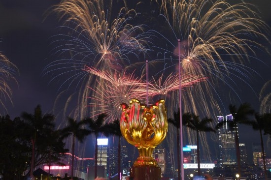 10月1日晚，香港國慶煙花匯演在維多利亞港舉行，慶祝中華人民共和國成立75周年。新華社記者 陳鐸 攝