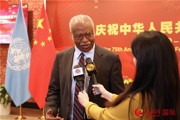 聯(lián)大主席菲勒蒙在招待會(huì)現(xiàn)場(chǎng)接受媒體采訪，他向中國(guó)政府和人民致以節(jié)日祝賀，表示中國(guó)的發(fā)展成就令人驚嘆。人民網(wǎng)記者 李志偉攝