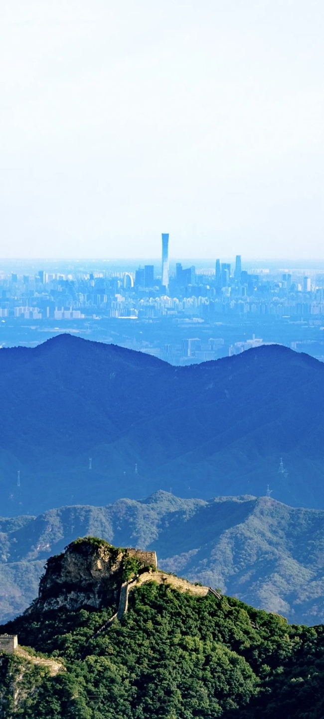 從長城上遠眺，北京中央商務(wù)區(qū)清晰可見。（攝影：魯夢晗 王佰龍）
