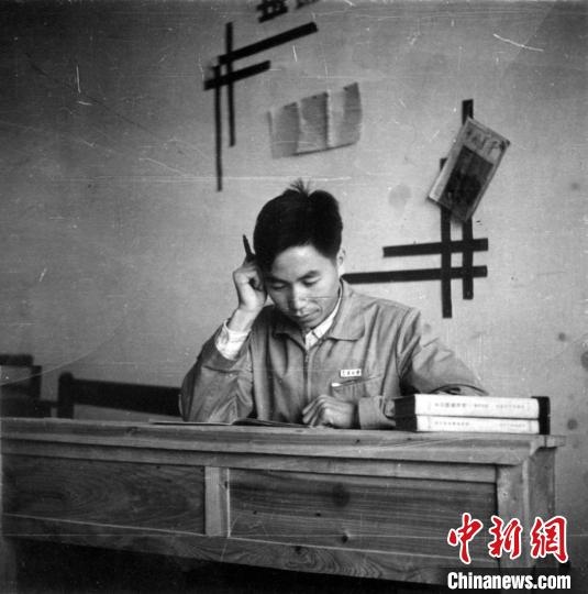 大學(xué)時期，龍樂豪在教室自習(xí)。(中國運載火箭技術(shù)研究院供圖)