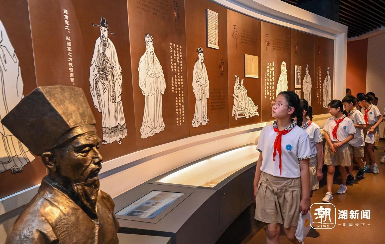 來自杭州市政苑小學(xué)的學(xué)生走進(jìn)浙江省檔案館“大寫浙江人”展廳，近距離“觸摸”歷史、走進(jìn)榜樣、聆聽故事，激發(fā)愛黨愛國(guó)愛家熱情。記者 董旭明 攝
