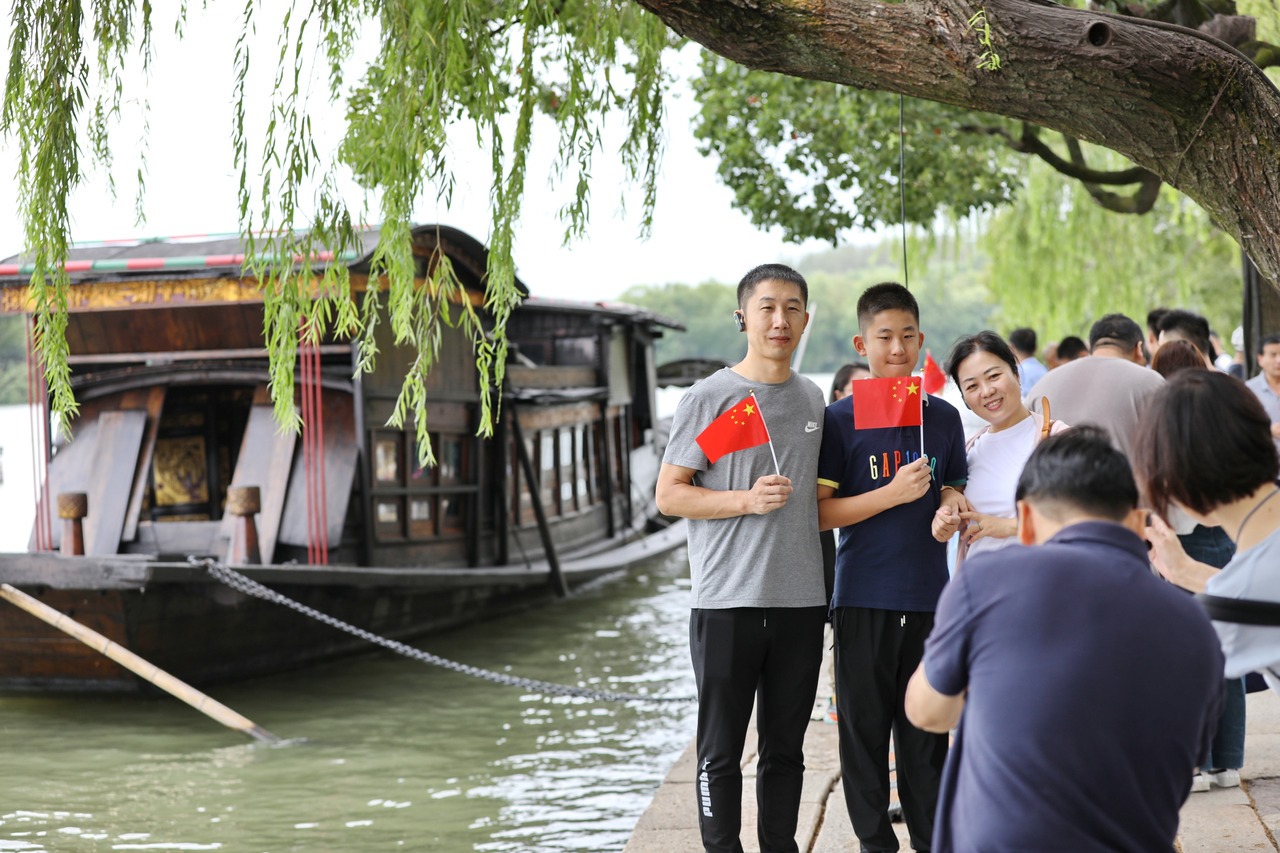 10月1日，市民在浙江省嘉興市南湖景區(qū)參加游園活動(dòng)。新華社發(fā) 金鵬 攝