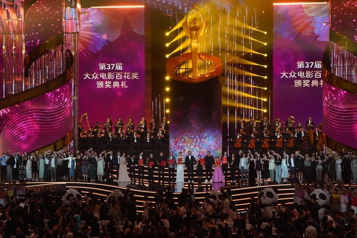 2024年8月4日，在四川成都，第37屆大眾電影百花獎獲獎者和大眾評審在舞臺上合影。新華社記者 唐文豪 攝