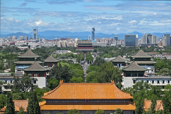 從景山上沿著北京中軸線向北眺望鼓樓（2024年8月12日攝）。新華社記者 李鑫 攝