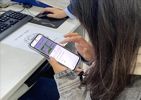 趙女士用手機掃碼預約幫辦服務。圖片來源：微信公眾號“上海市普陀區(qū)政務服務中心”