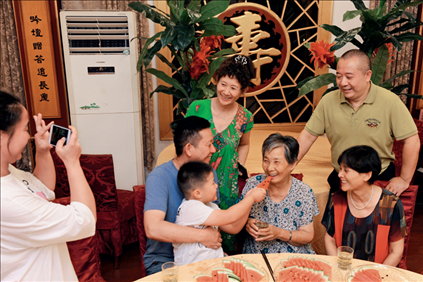 2019年9月13日，浙江南潯久安老年城餐廳， 84歲的沈?qū)W安老人（前右二）和前來看望她的親人歡聚