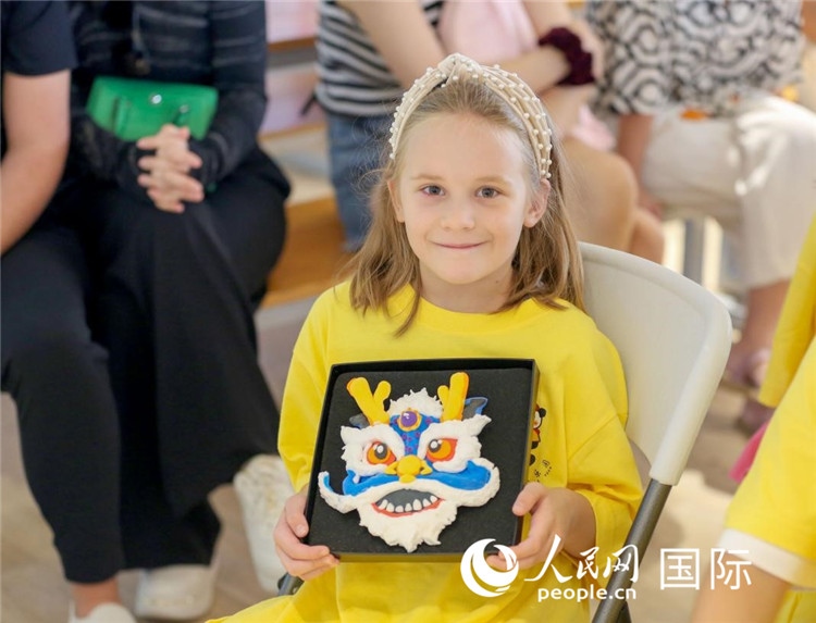一名中文愛好者手捧生肖畫。人民網(wǎng)中東中心分社塔里克·易卜拉欣攝