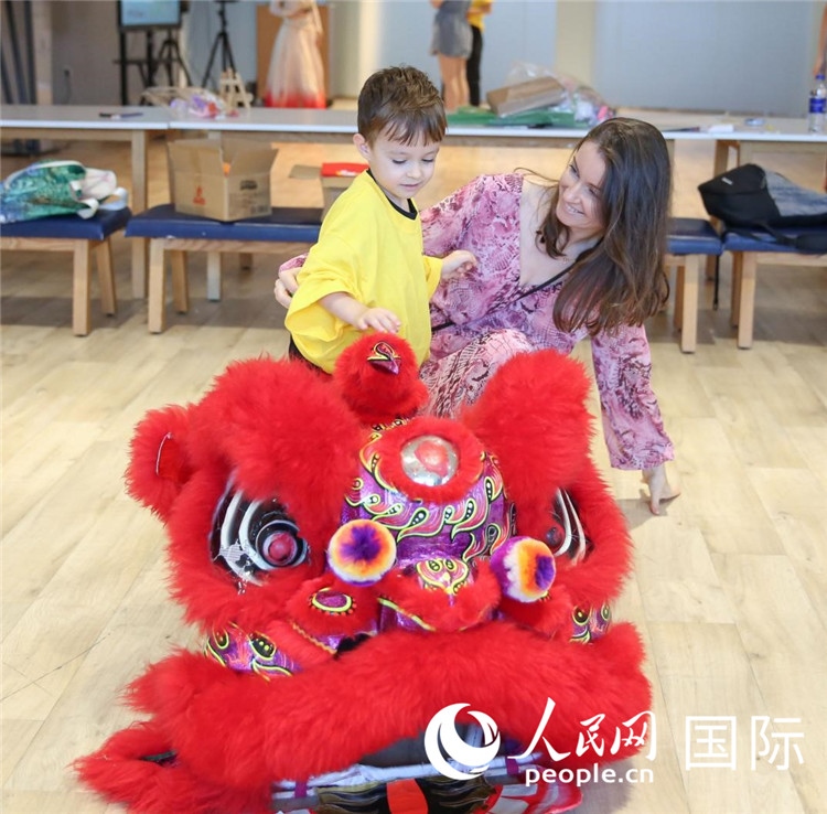 一名兒童在感受舞獅。人民網(wǎng)中東中心分社塔里克·易卜拉欣攝