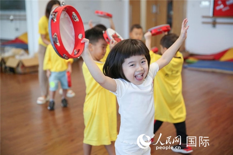 一名華裔兒童在參加音樂課程。人民網(wǎng)中東中心分社塔里克·易卜拉欣攝