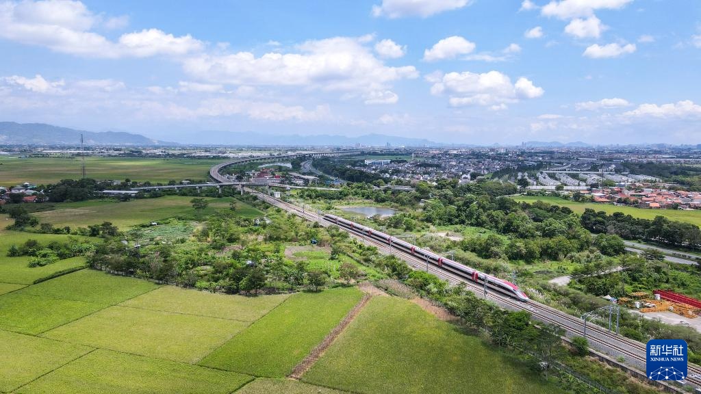 4月17日，在印度尼西亞萬(wàn)隆，雅萬(wàn)高鐵高速動(dòng)車組列車行駛在雅萬(wàn)高鐵沿線（無人機(jī)照片）。新華社記者 徐欽 攝
