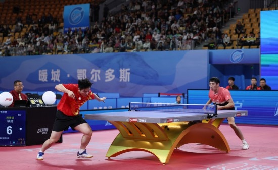 10月18日，上海隊(duì)選手樊振東（左）在單打比賽中發(fā)球。他3:2戰(zhàn)勝福建隊(duì)選手程靖淇。新華社記者 王楷焱 攝