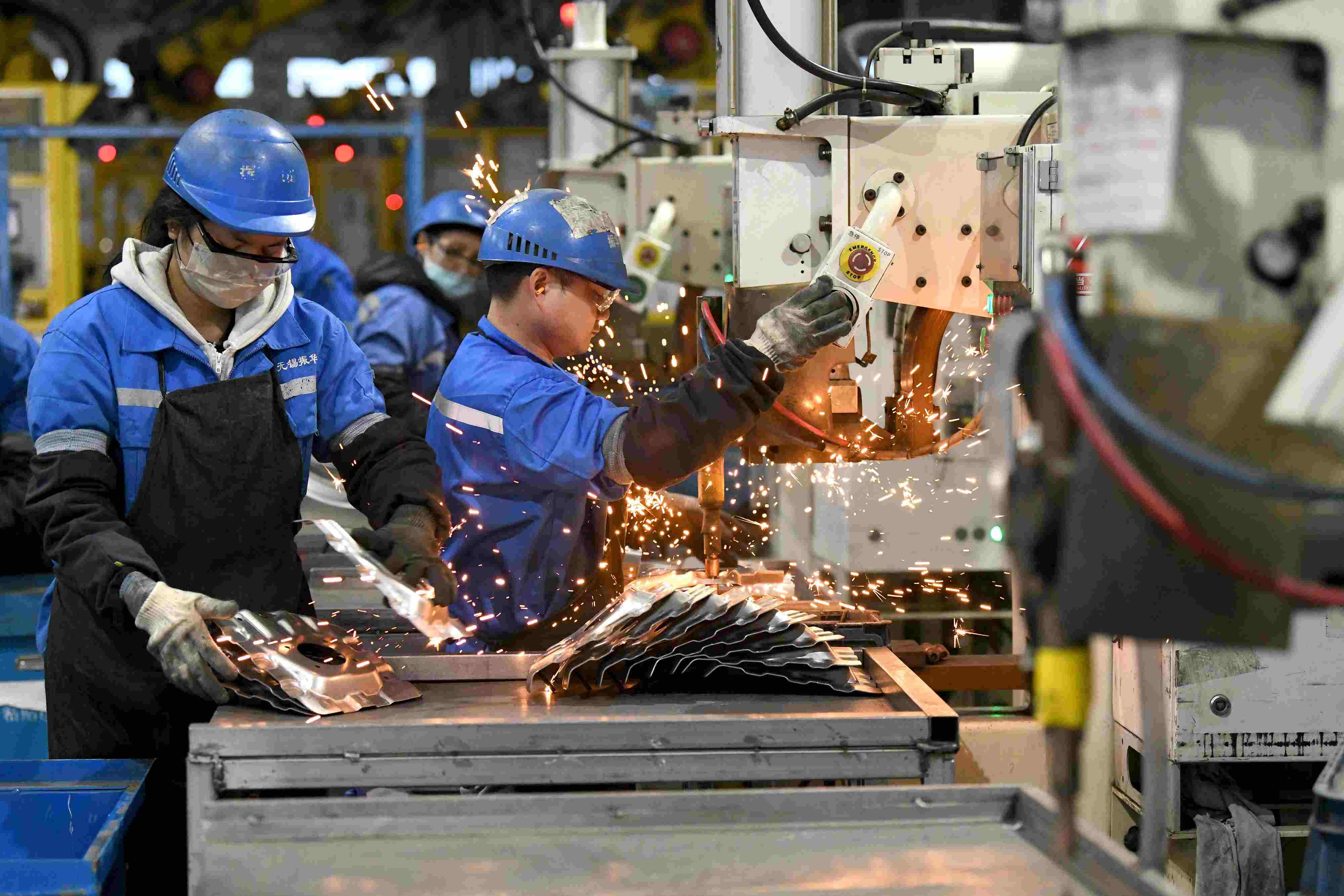 2023年2月7日，福建省寧德市蕉城區(qū)一家汽車零部件生產(chǎn)企業(yè)的生產(chǎn)線上一派繁忙景象。