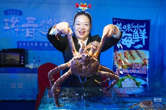 9月19日，在吉林省琿春市，商家在展示售賣的帝王蟹。新華社記者 許暢 攝