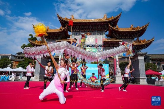 10月19日，四川師范大學(xué)舞龍隊(duì)在傳統(tǒng)舞龍項(xiàng)目中比賽，最終他們獲得該項(xiàng)目銀獎(jiǎng)。