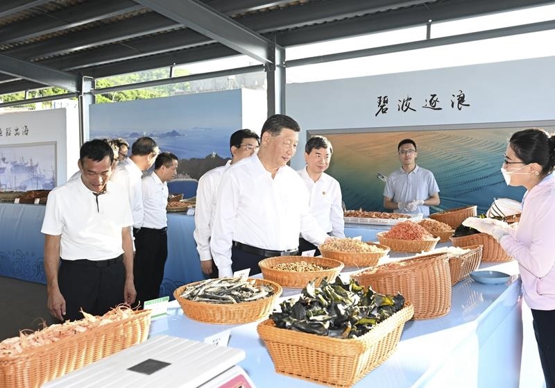 △2024年10月15日，習近平總書記在福建省漳州市東山縣陳城鎮(zhèn)澳角村考察。