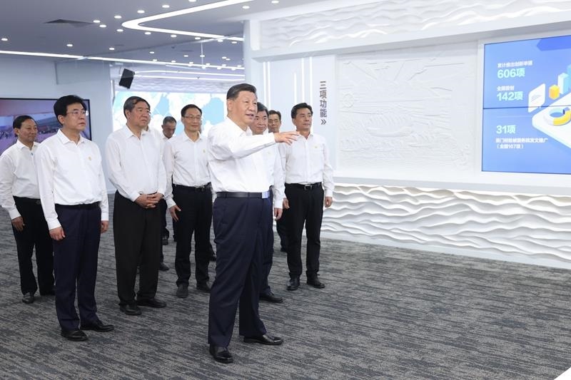△2024年10月16日，習近平總書記在中國（福建）自由貿易試驗區(qū)廈門片區(qū)參觀自由貿易試驗區(qū)建設成果展。