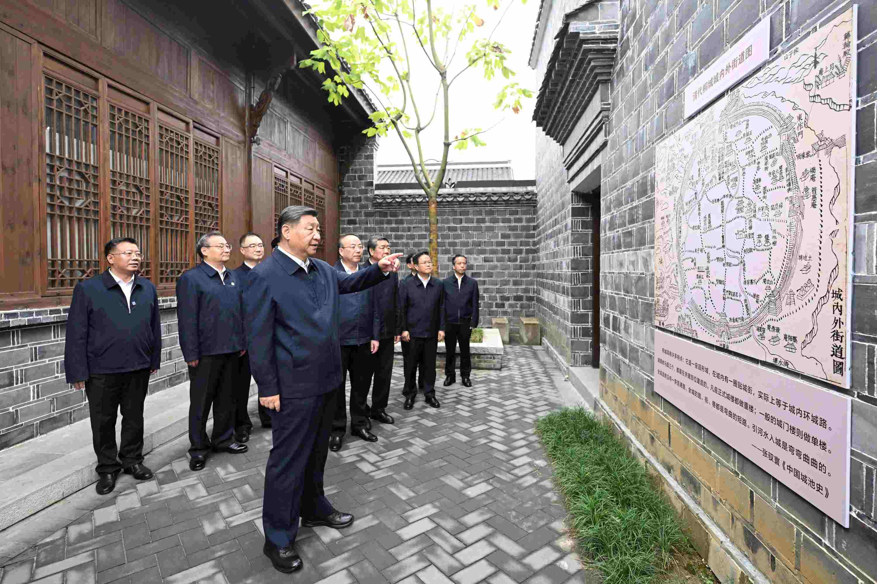 △2024年10月17日，習近平總書記在安徽省安慶桐城市六尺巷考察。