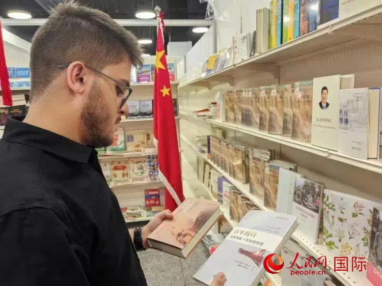 第二十三屆約旦安曼國際書展于10月10日至19日在約旦展覽中心舉行，約旦政府和民間各界人士在中國展臺翻閱圖書，熱烈交流互動，感受中華文化之美。人民網(wǎng)記者 李瀟攝
