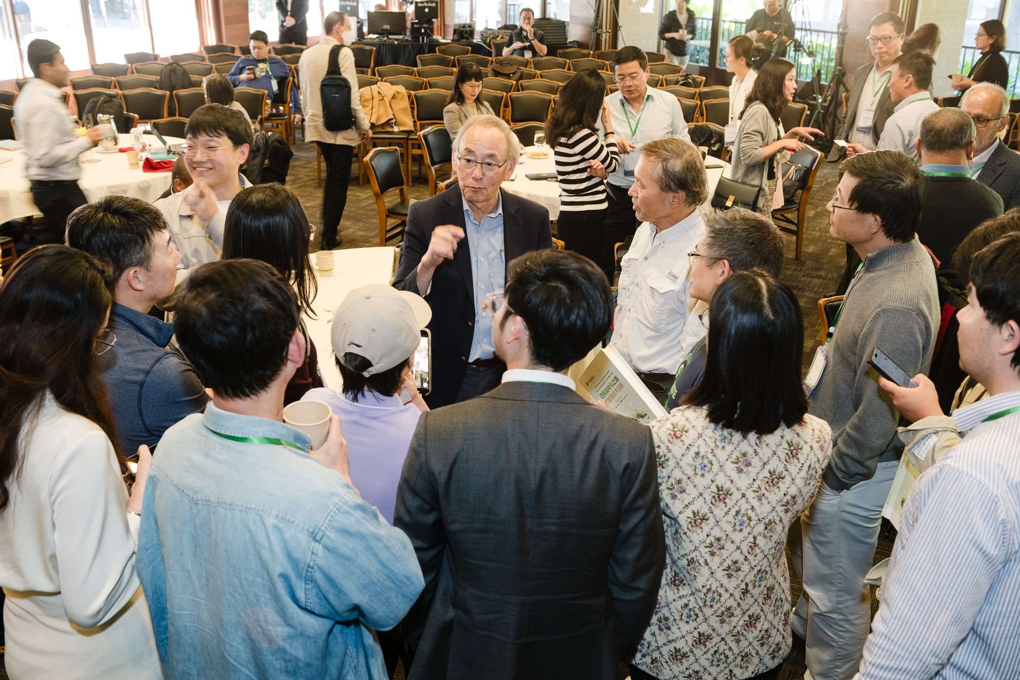 美國前能源部長、諾獎得主朱棣文教授在會場與參會者交流。馮超攝