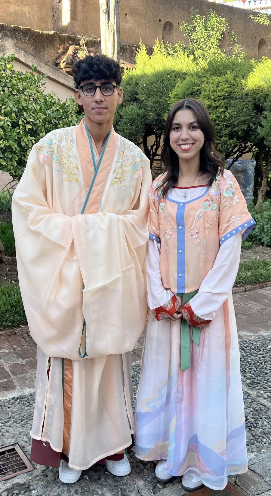 兩位青年試穿中國古代服裝。拉巴特中國文化中心供圖