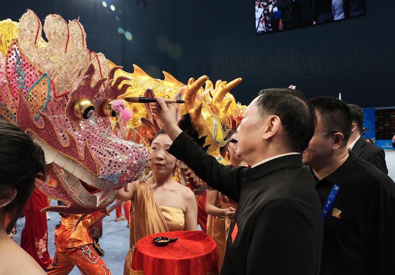 出席開賽儀式的領(lǐng)導(dǎo)及嘉賓共同為參賽龍獅隊點睛。（受訪者供圖）