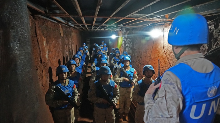 進(jìn)入地下掩體隱蔽。王軍杰攝