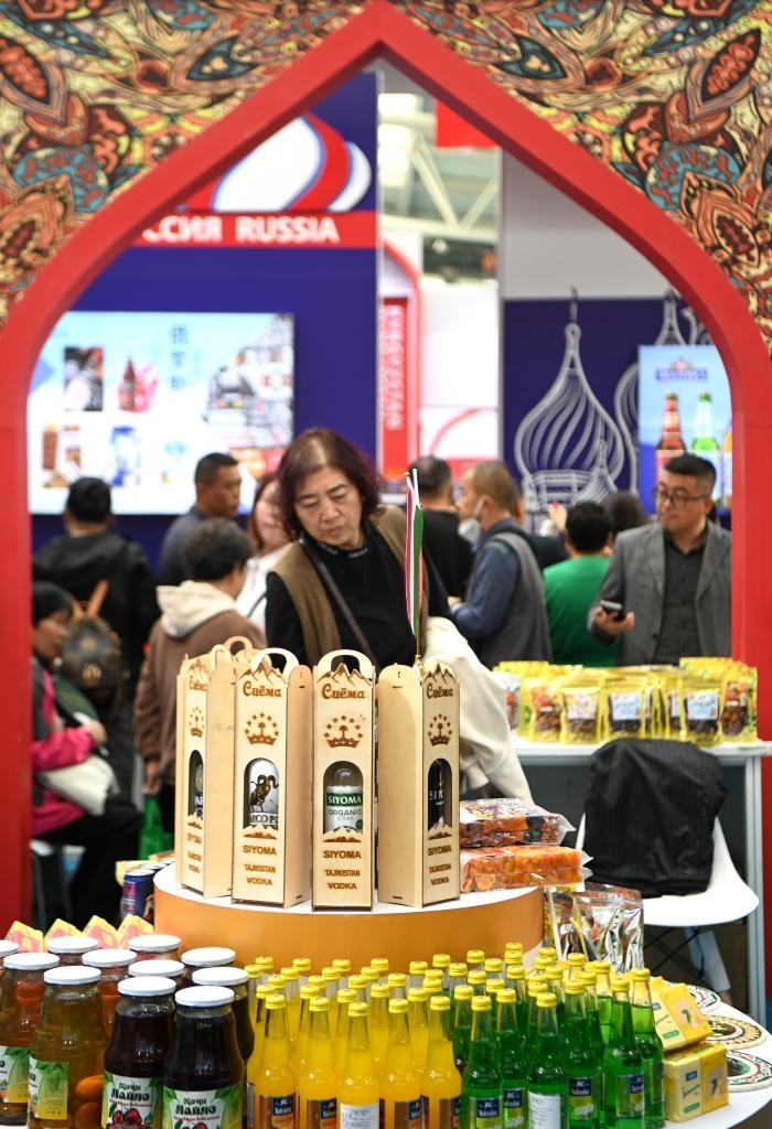 10月25日，觀眾在楊凌農(nóng)高會上合組織國家農(nóng)業(yè)展區(qū)了解農(nóng)產(chǎn)品。新華社記者 鄒競一 攝
