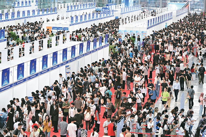 2024年10月12日，第28屆全國高校畢業(yè)生秋季就業(yè)雙選會在深圳會展中心舉辦。圖為雙選會現(xiàn)場。 中新社記者 陳文/攝