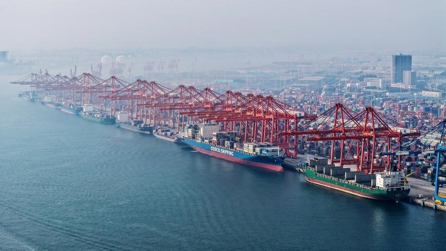 在廣西欽州港碼頭，多艘海輪在排隊卸貨（無人機(jī)照片，2024年3月28日攝）。新華社記者 張愛林 攝