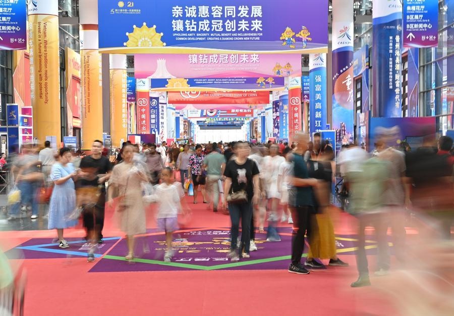 2024年9月28日，觀眾在廣西南寧市舉行的第21屆中國—東盟博覽會上參觀。新華社記者 周華 攝