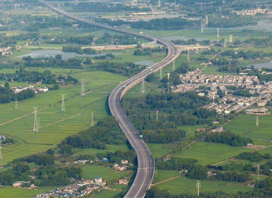 俯瞰四川天府新區(qū)至邛崍高速公路一角（2024年7月2日攝，無人機(jī)照片）。新華社記者 江宏景 攝