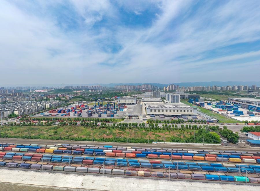 這是2024年5月5日在重慶國際物流樞紐園區(qū)拍攝的興隆場編組站和陸海新通道重慶無水港（無人機(jī)照片）。 新華社記者 黃偉 攝