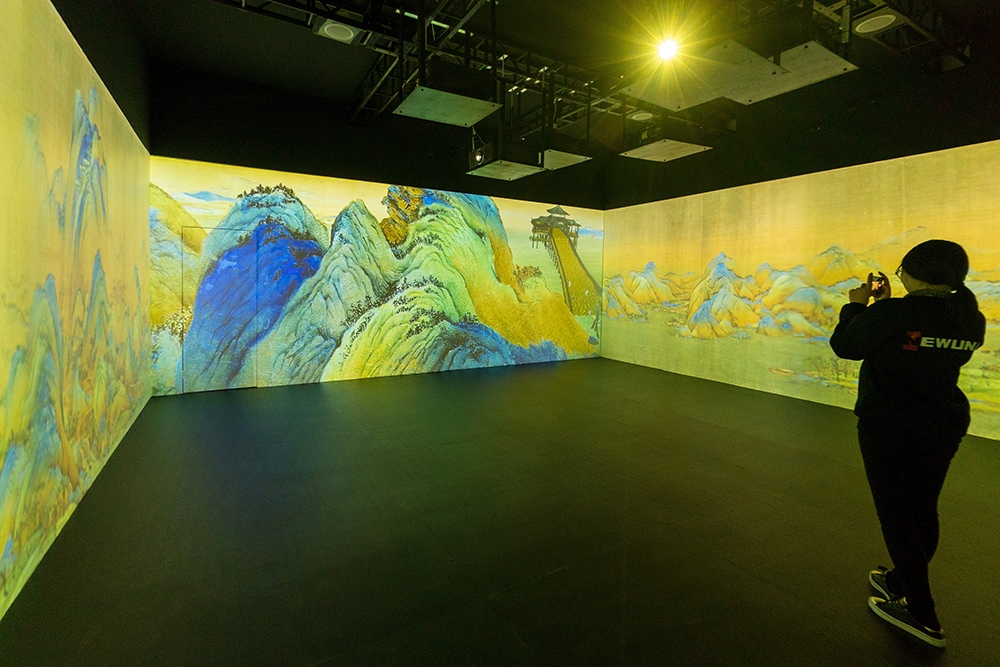 2019年1月29日，上海，市民在“千里江山圖科技藝術(shù)展”上參觀北宋名畫《千里江山圖》的AR全景展示并打卡拍照。