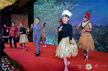 山東濟寧職業(yè)技術(shù)學(xué)校印尼巴布亞留學(xué)生演唱與大使一起演唱巴布亞傳統(tǒng)歌曲。印尼駐華大使館供圖