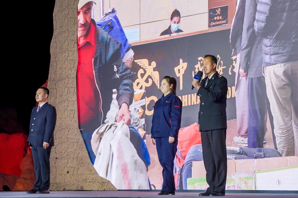 張曉波（右一）在“何以中國·五星出東方”網絡主題宣傳活動現(xiàn)場演講。人民視頻供圖