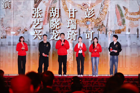 《受到召喚·敦煌》眾演員與現場觀眾互動交流。主辦方供圖