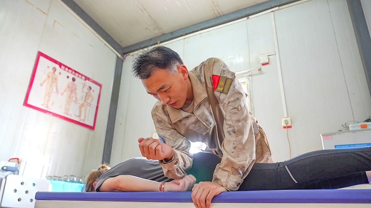 體驗(yàn)中醫(yī)推拿。王軍杰攝