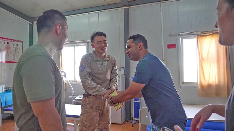 外國(guó)友人致謝。王軍杰攝