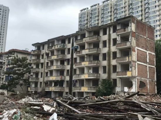 圖為拆遷中的合肥儀表廠宿舍。 合肥市蕪湖路街道 提供