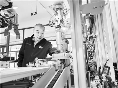 郭海青在檢查車床加工設(shè)備。 受訪者供圖