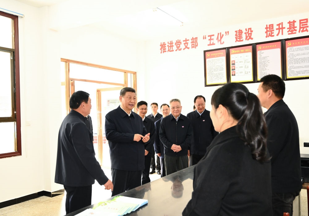 2024年3月19日，習(xí)近平在湖南省常德市鼎城區(qū)謝家鋪鎮(zhèn)港中坪村黨群服務(wù)中心了解當(dāng)?shù)貫榛鶎訙p負(fù)、提升基層治理效能等情況。他指出：“要堅(jiān)決整治形式主義、官僚主義問題，精兵簡政，持之以恒抓好這項(xiàng)工作?！? width=