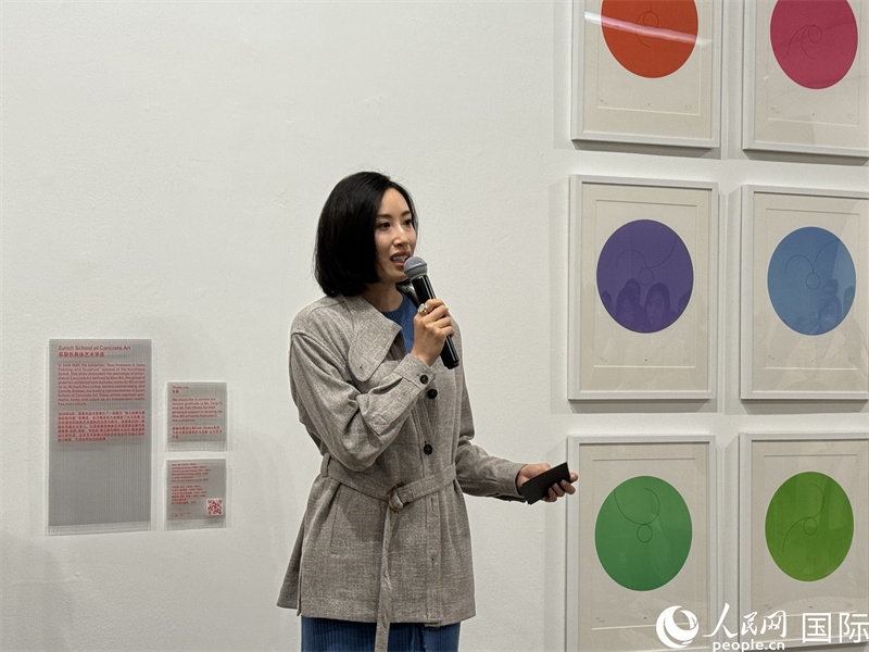 11月8日，今日美術(shù)館館長張然在“瑞士經(jīng)典設(shè)計展”開幕式上發(fā)表致辭。（人民網(wǎng) 謝瑩攝）