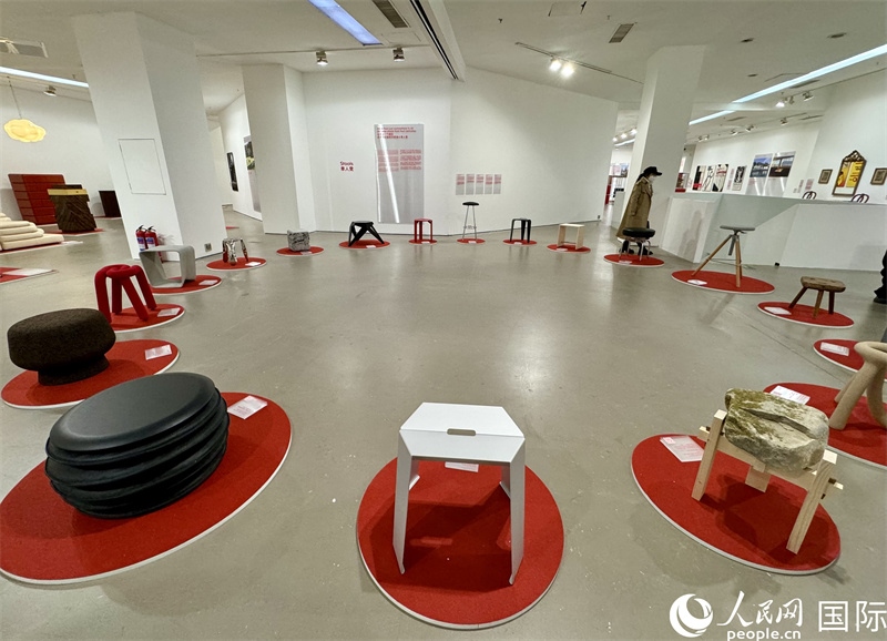 11月8日，瑞士經(jīng)典設(shè)計展現(xiàn)場。（人民網(wǎng) 謝瑩攝）