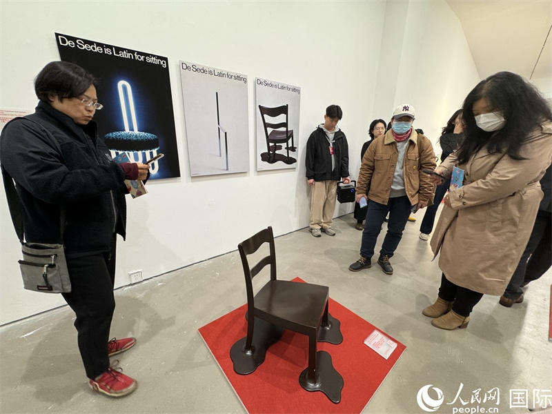11月8日，觀眾在“瑞士經(jīng)典設(shè)計展”作品前駐足欣賞。（人民網(wǎng) 謝瑩攝） 