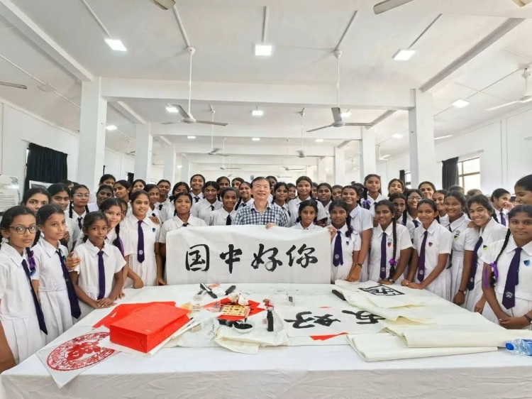 斯里蘭卡學生在系列活動中學習中國書法。圖片由主辦方提供
