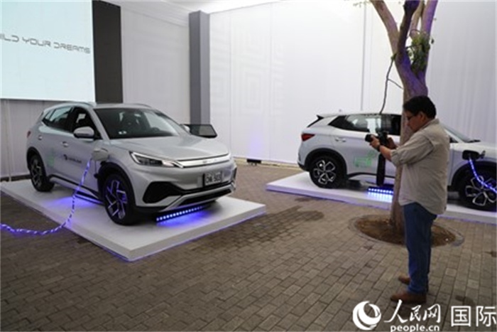 圖為秘魯媒體記者正在拍攝現(xiàn)場(chǎng)展出的比亞迪電動(dòng)汽車。 人民網(wǎng)記者姜波攝