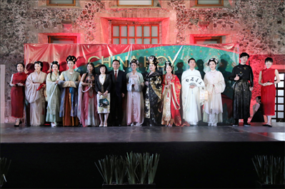 墨西哥華人婦女聯(lián)合總會木蘭藝術(shù)團的中國古代服裝表演。主辦方供圖