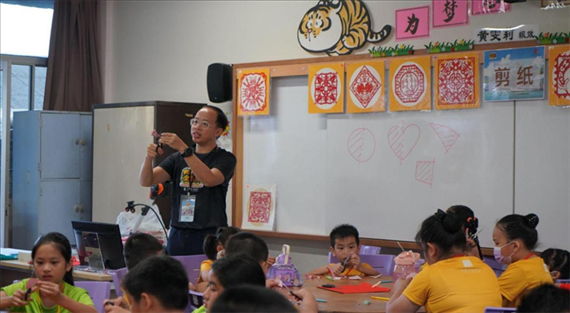 剪紙教學(xué)。主辦方供圖